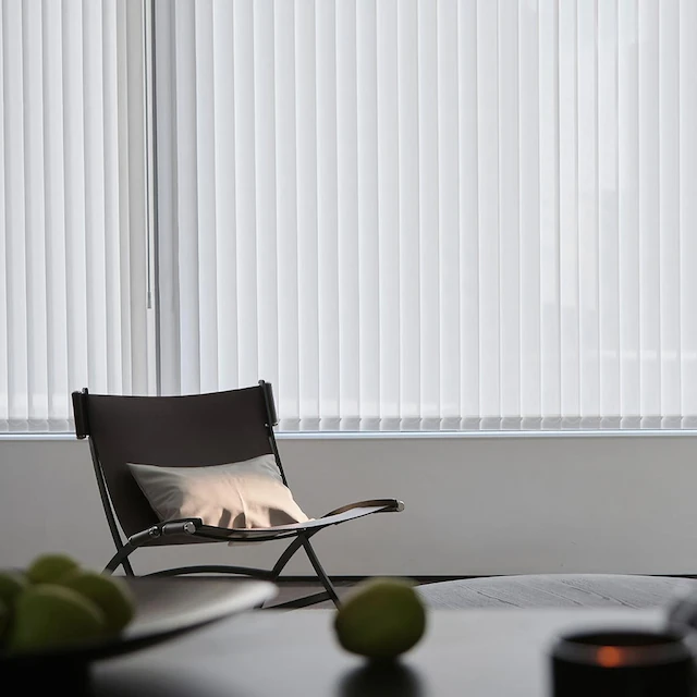 Sopocka pracownia terapeutyczna z oknami przesłoniętymi żaluzjami pionowymi