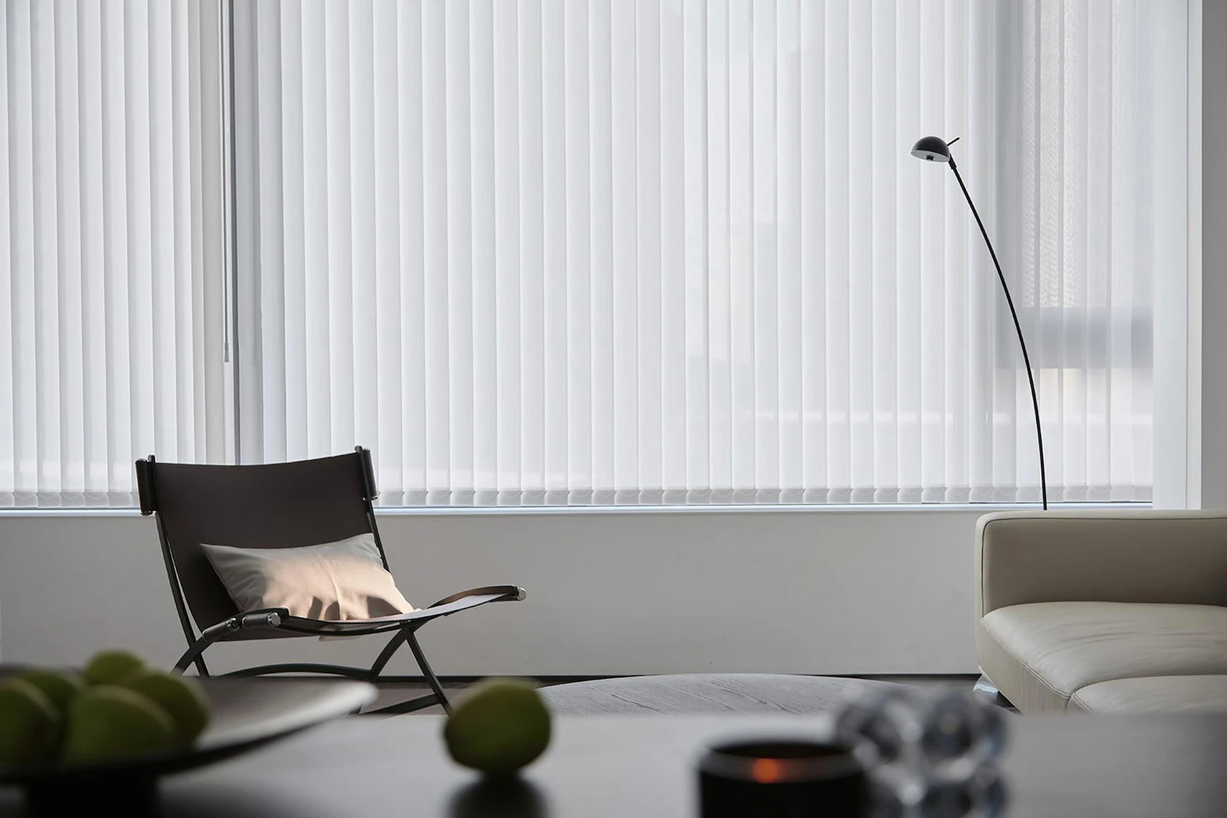 Wnętrze gabinetu terapeutycznego z pionowymi żaluzjami w Sopocie