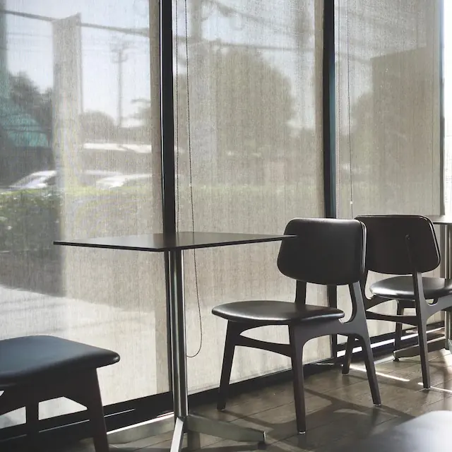 Czarne rolety materiałowe opuszczone w restauracji nadmorskiej w Sopocie