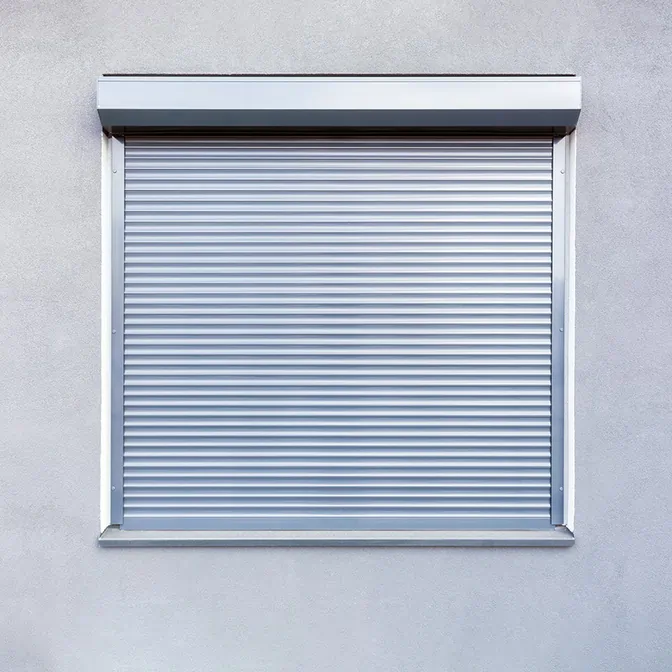 Zbliżenie na roletę zewnętrzną w kolorze metalicznym w Redzie