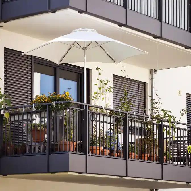 Nowoczesny balkon z roletami zewnętrznymi w kolorze czarnym – Władysławowo