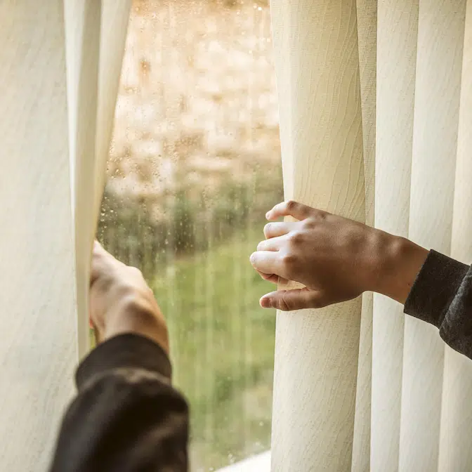 Moment rozsuwania lameli żaluzji pionowych w gabinecie w Wejherowie