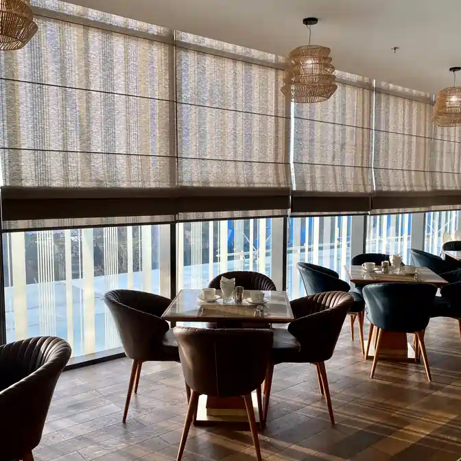 Restauracja wyposażona w wzorzystą roletę rzymską w Wejherowie