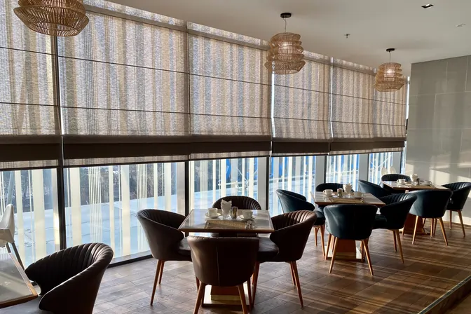 Dekoracyjna roleta rzymska w Wejherowskiej restauracji