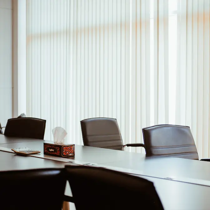 Neutralne żaluzje pionowe w przestrzeni konferencyjnej - Tczew