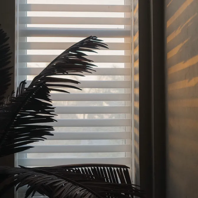 Zachód słońca wpadający przez białą roletę dzień-noc w przedpokoju – Rumia