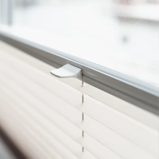 Zbliżenie na mechanizm rolety plisowanej w Rumii