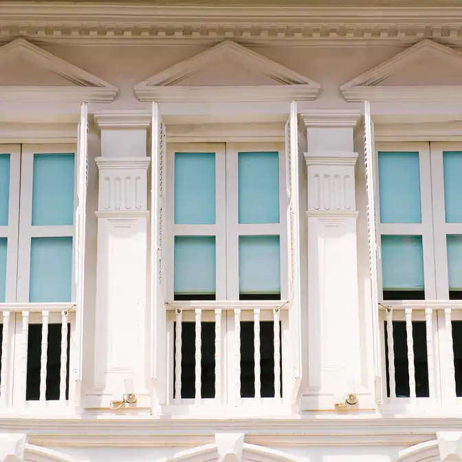 Widok na elewacje z oknami wyposażonymi w błękitne rolety materiałowe w Gdańsk