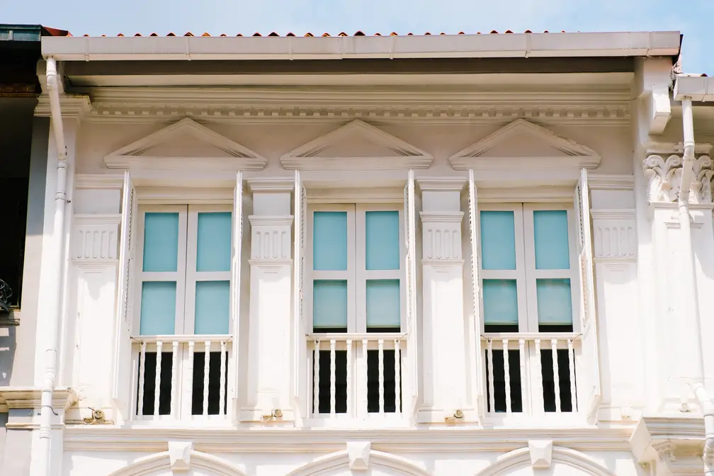 Widok z zewnątrz na błękitną roletę w oknach budynku - Gdańsk