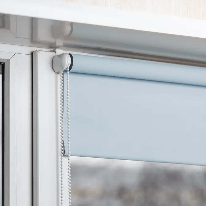 Zbliżenie na górną część rolety materiałowej zainstalowanej w sposób bezinwazyjny w Rumii