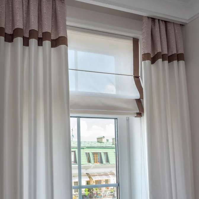 Roleta rzymska z zasłonami w jednolitym wzorze w Gdańsku