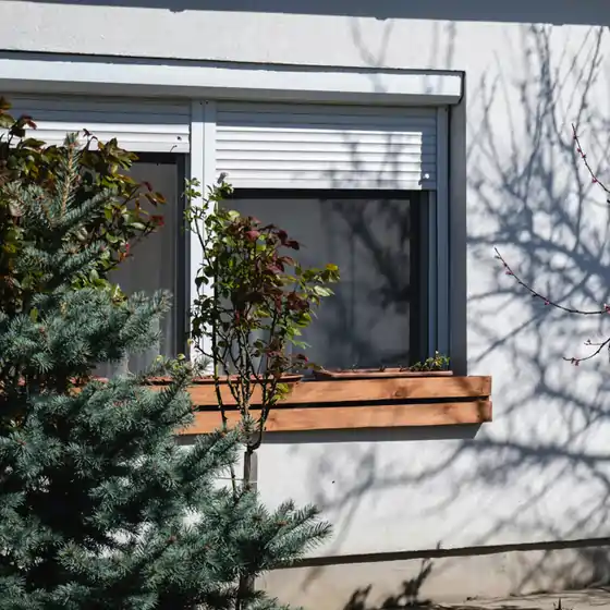 Widok na budynek z uniesionymi roletami zewnętrznymi w Gdyni