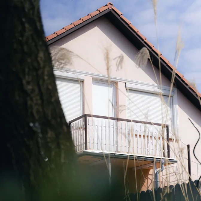 Dom z białymi roletami  antywłamaniowymi - Rumia 