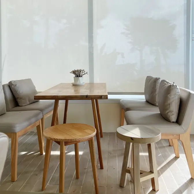 Roleta materiałowa w restauracji na Władysławowskiej plaży