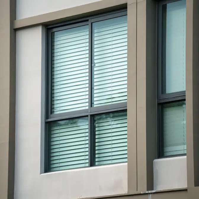 Widok z zewnątrz budynku na biała zasłoniętą żaluzje drewnianą - Rumia