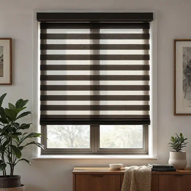 Stylowa roleta dzień-noc z kasetą w odcieniu brązu w nowoczesnym mieszkaniu w Redzie