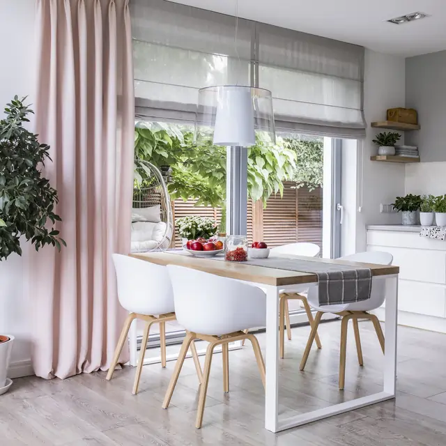 Kuchnia z szarą roletą rzymską i różową zasłoną - Sopot
