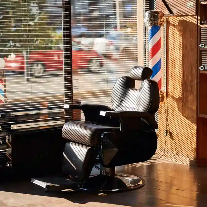 Wnętrze salonu fryzjerskiego w Gdyni z żaluzjami aluminiowymi o poziomym układzie lameli