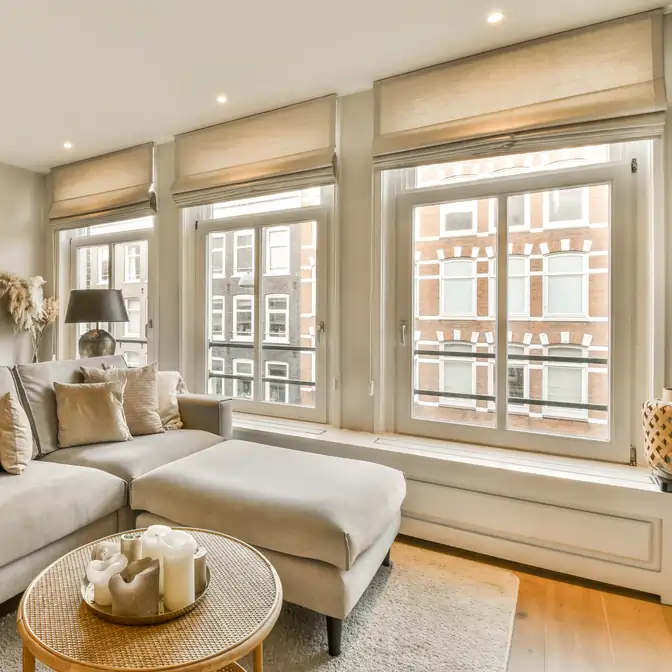 Salon wyposażony w beżowe rolety rzymskie w Tczewie