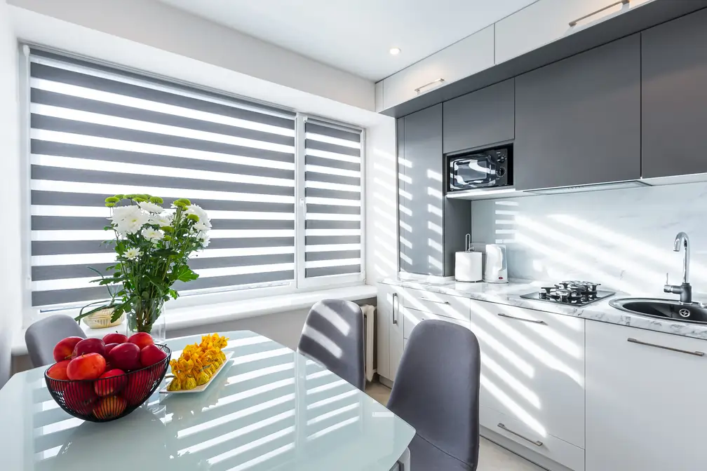 Nowoczesna kuchnia w Władysławowie z szarą roletą dzień-noc i wpadającym światłem dziennym