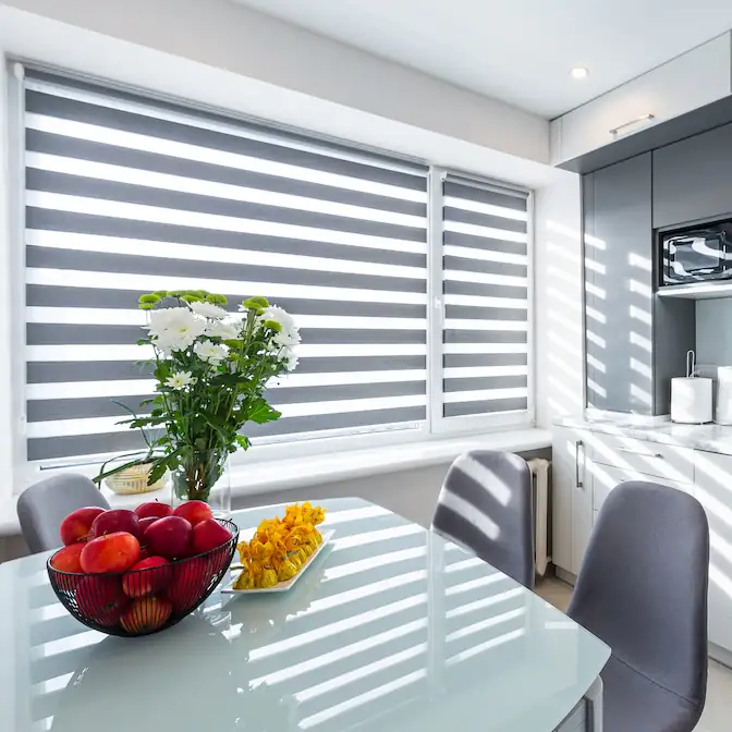Promienie słońca przechodzące przez szarą roletę dzień-noc w kuchni – Władysławowo