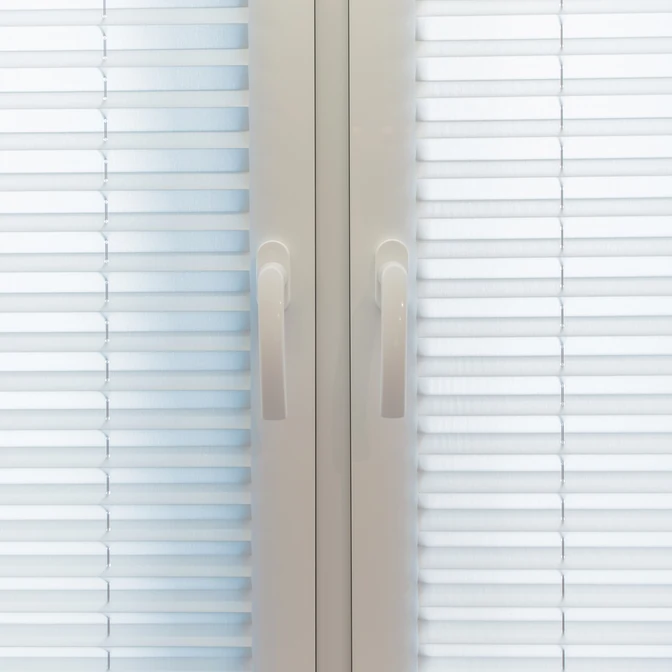 Struktura tkaniny plisy zamontowanej w oknie w Tczewie