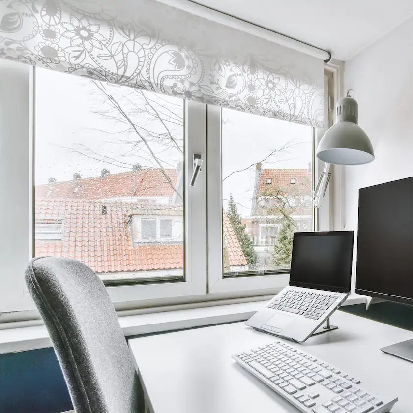 Subtelny wzór roślinny na białej rolecie w domowym biurze w Gdańsku