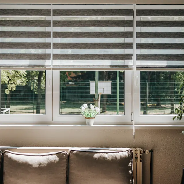 Trzy niezależne rolety dzień-noc o drewnianym wzorze zamontowane w jednej wnęce w Sopocie