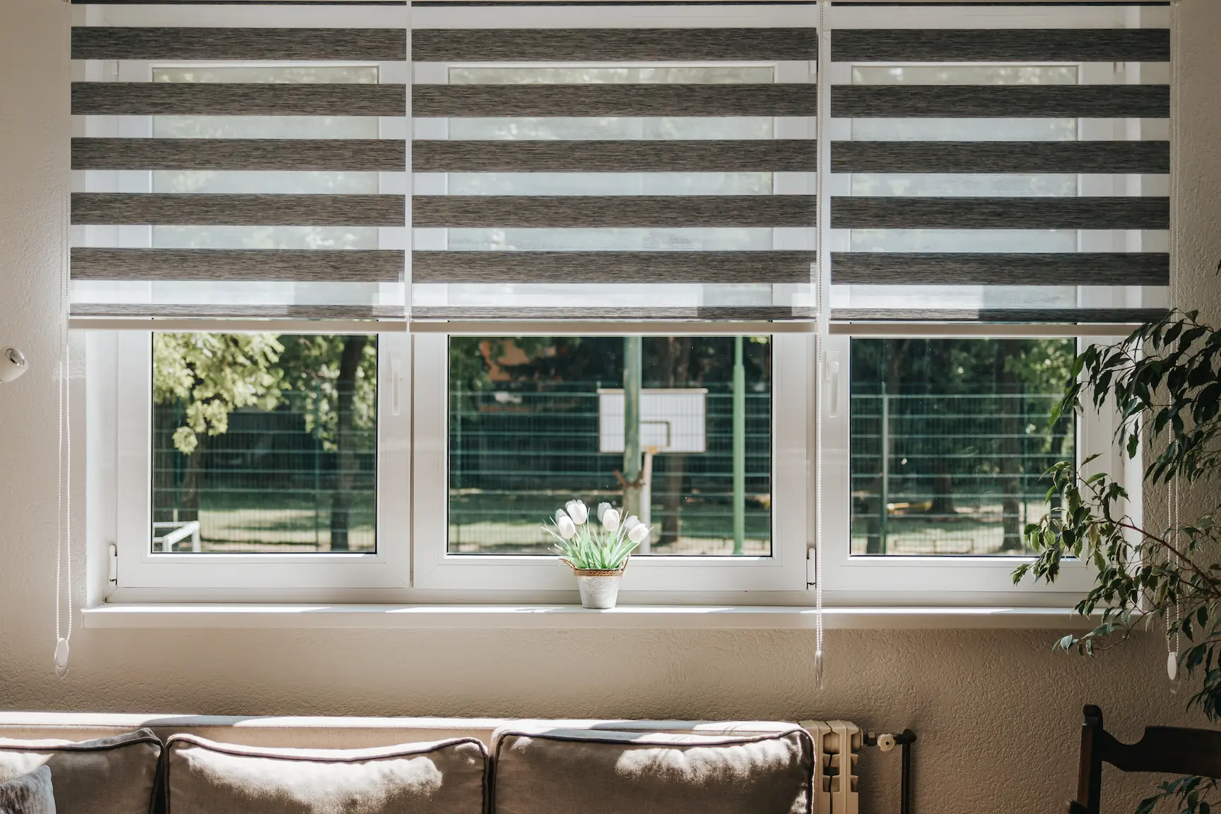 Zestaw trzech rolet dzień-noc o fakturze drewna w jednej szerokiej wnęce okiennej w Sopocie