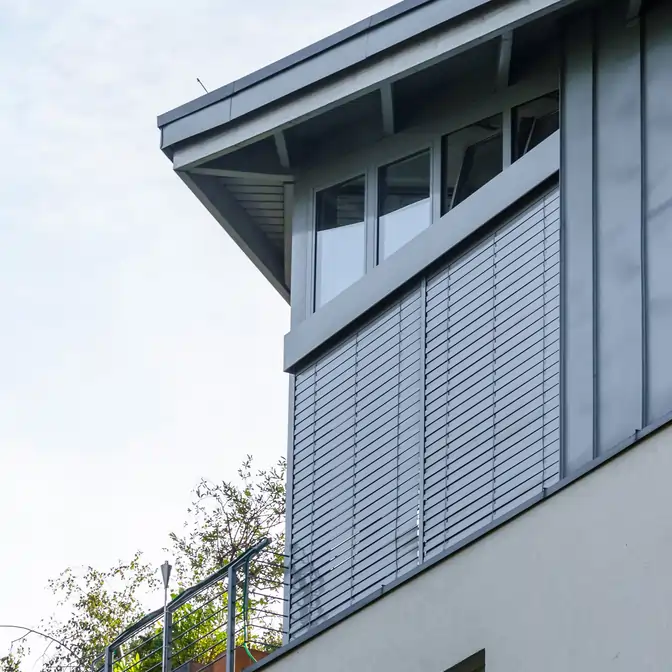 Zbliżenie na jasno granatową żaluzje zewnętrzną umieszczoną w apartamencie w Redzie