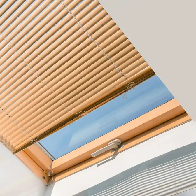 Zbliżenie na żaluzje dachowe z linkami stabilizującymi w Redzie