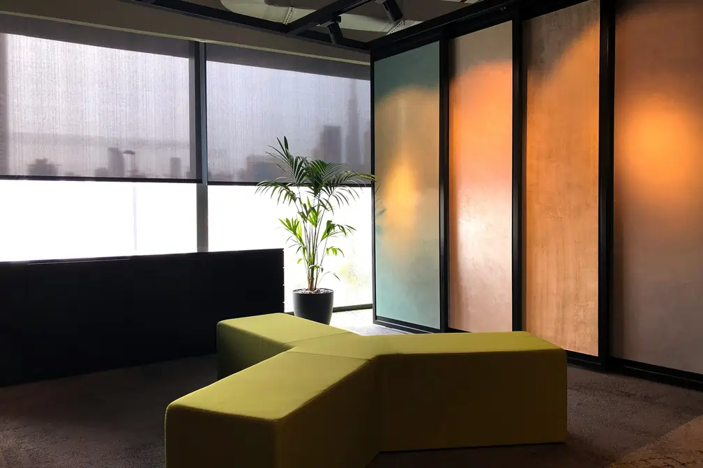 Nowoczesne biuro w Gdańsku z oknami osłoniętymi roletami materiałowymi