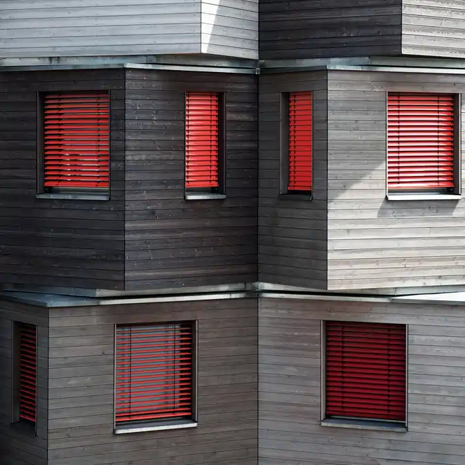 Budynek z czerwoną żaluzją zewnętrzną w Rumii