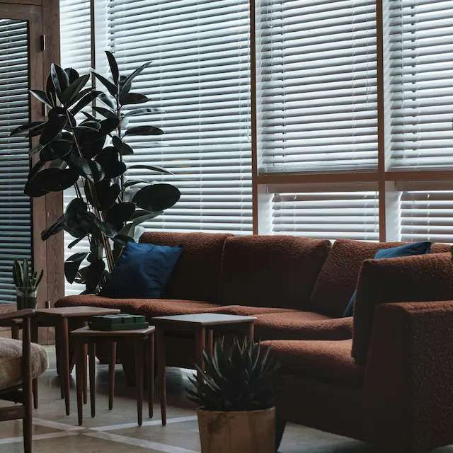 Pochylone lamele żaluzji aluminiowych w klimatycznej poczekalni w Sopocie