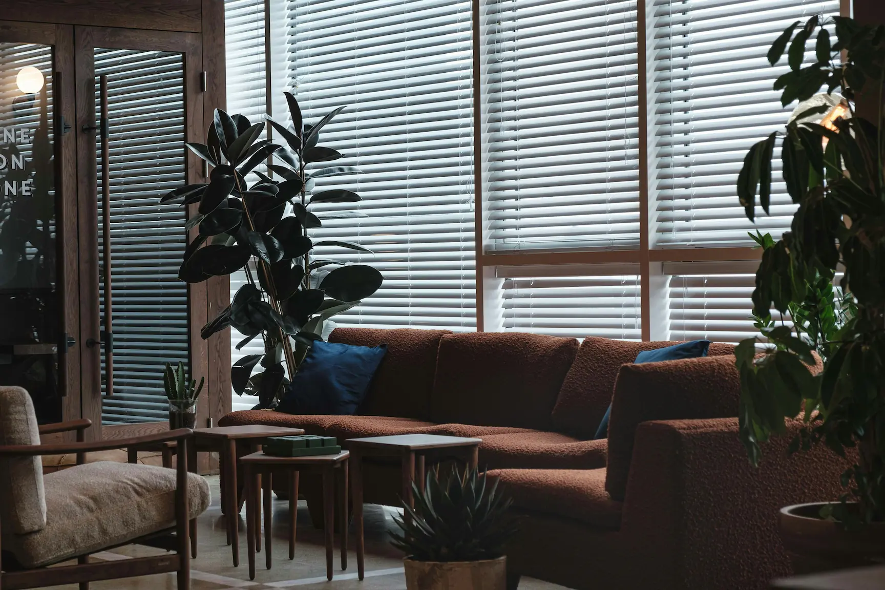 Poczekalnia w stylu retro w Sopocie z żaluzjami alimuniowymi z pochylonymi lamelami