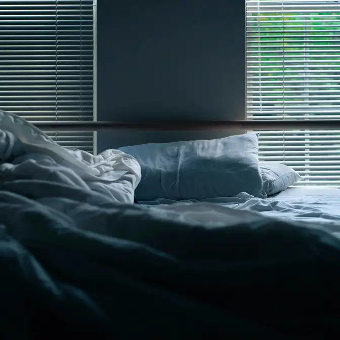 Komfortowa sypialnia z klasycznymi żaluzjami aluminiowymi – Tczew