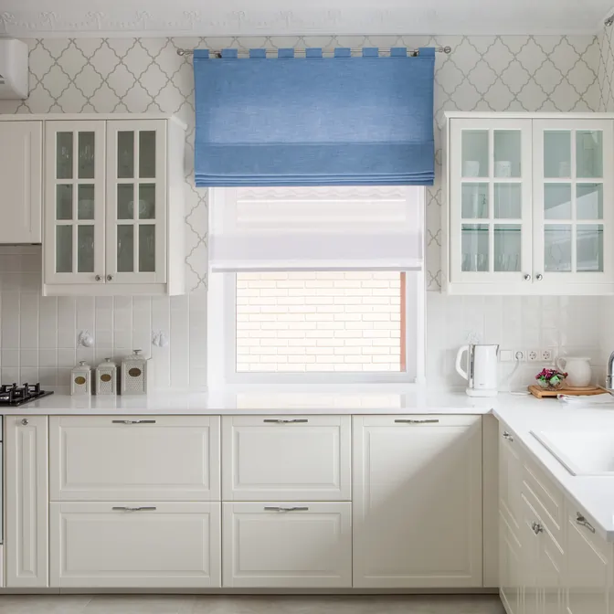 Na karniszu w kuchni została zamontowana niebieska roleta rzymska - Władysławowo