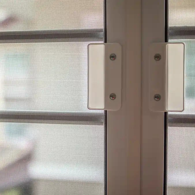 mosquito-net-wire-screen-house-window-protection-against-insect 1x1-SCALE-q40 System przesuwnej moskitiery z uchwytem – realizacja we Władysławowie