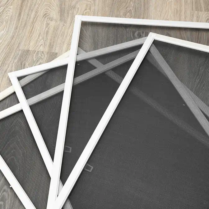 mosquito-window-screens-floor 1x1-SCALE-q60 Komplet moskitier czekający na instalacje w Tczewie