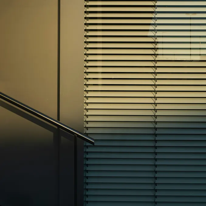 Zasłonięte żaluzje aluminiowe w biurowcu podczas zachodu słońca - Gdańsk