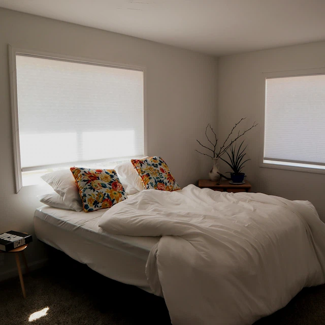 Dekoracyjne rolety plisowane w skonstruowanej wnęce w sypialni – Sopot