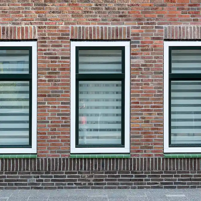 Okna z roletami dzień-noc widziane od strony ulicy w Wejherowie