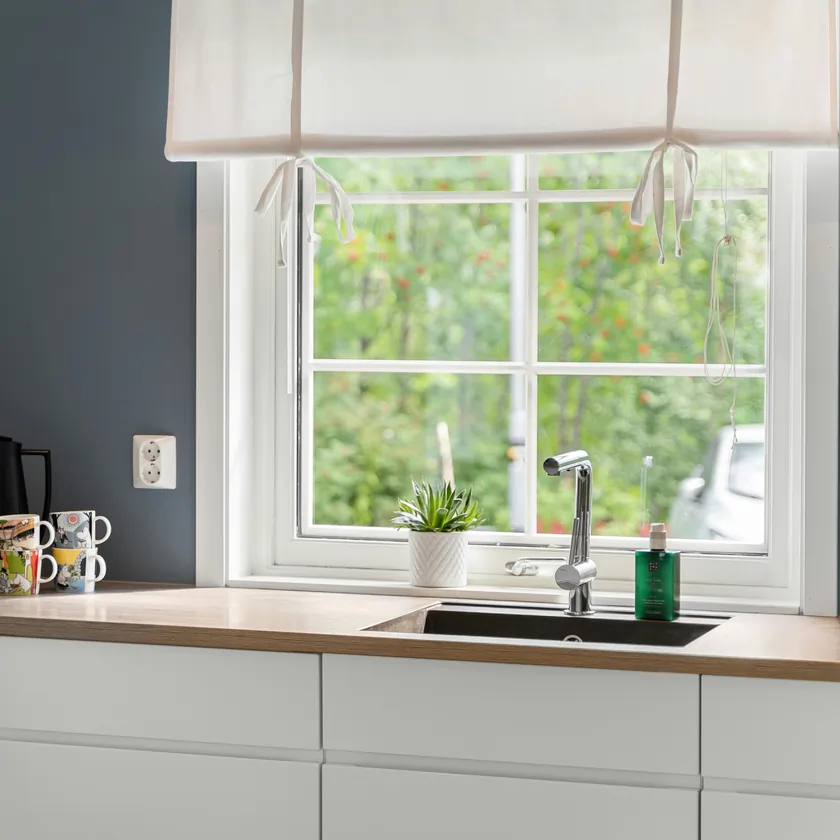 Biała roleta rzymska wiązana w kuchni w Gdyni 