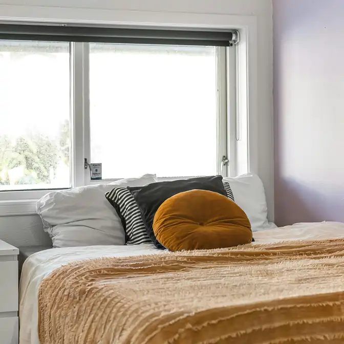 Elegancka sypialnia z klasyczną roletą materiałową w odcieniu granatu – Władysławowo