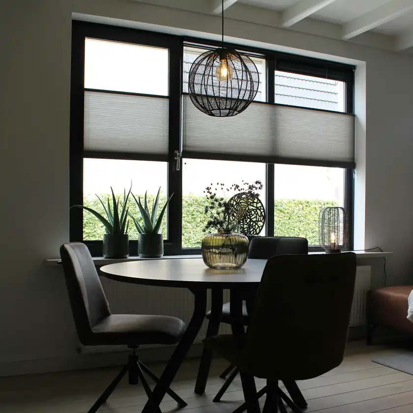 Roleta plisowana zamontowana w nowoczesnym salonie w Gdyni