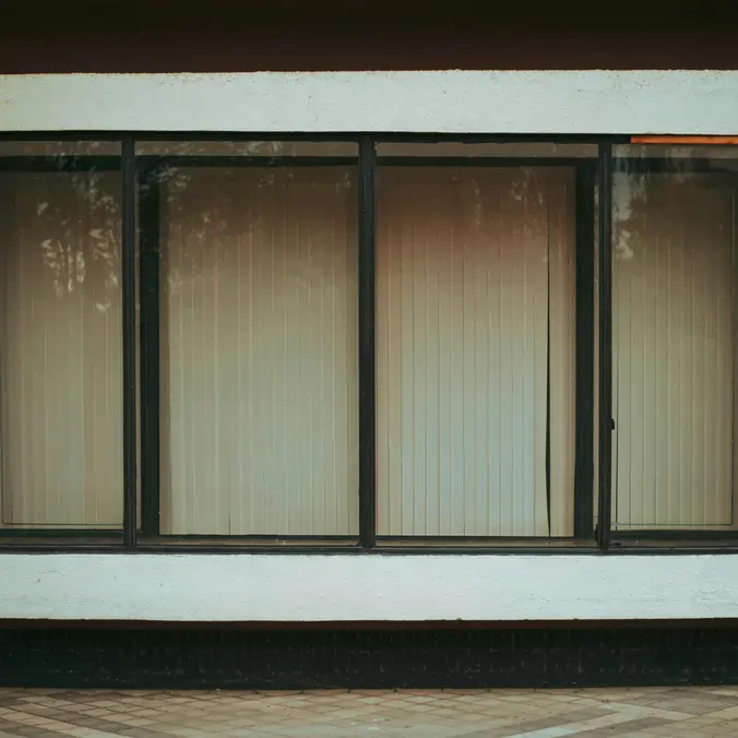 Przesłonięte okno wystawowe z pionowymi lamelami we Władysławowie