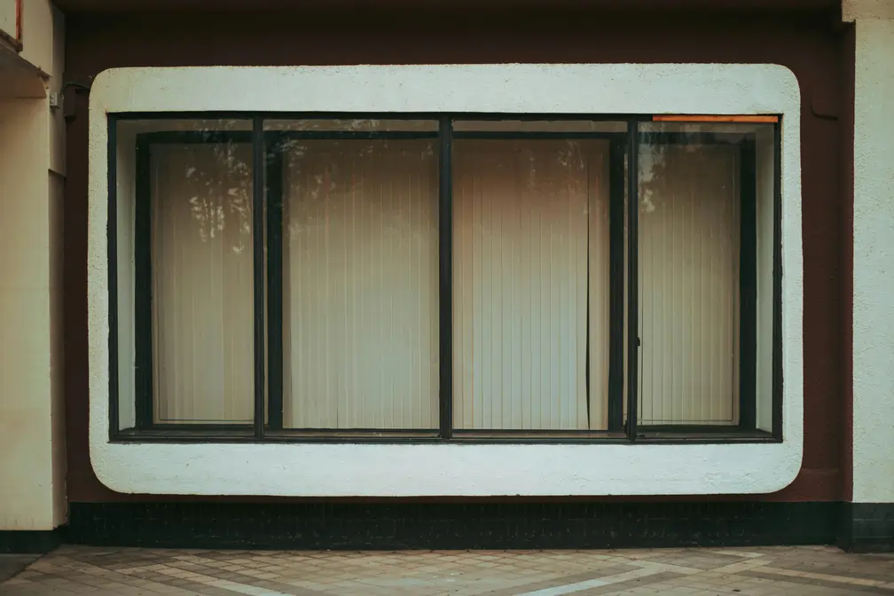 Widok z zewnątrz na żaluzje pionowe w witrynie sklepowej - Władysławowo