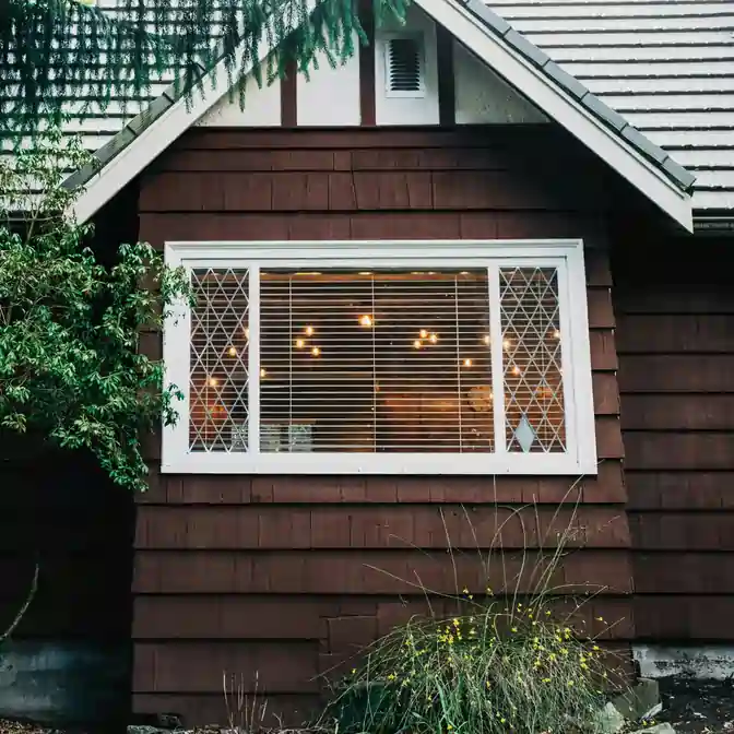 Widok z zewnątrz na budynek z aluminiowymi żaluzjami o poziomym ustawieniu lameli - Reda