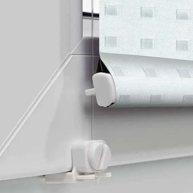 Zbliżenie na roletą materiałową nieinwazyjną w Redzie