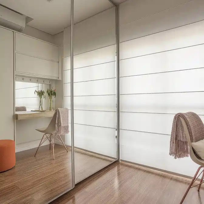 Biała roleta rzymska zasłaniająca całe okno w pokoju w Rumii